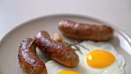 hausgemachtes Doppelspiegelei mit gebratener Schweinswurst - zum Frühstück
