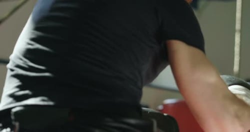 Um atleta de boxe ou kickboxing treina com seu próprio treinador e sozinho, socando e chutando o