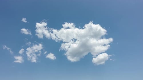 Formations nuageuses dans les effets en laps de temps. Cluster de nuages de coton sur fond de ciel bleu. Un nuage magnifique
