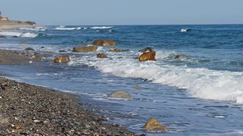 Rive avec des vagues qui s'écrasent sur les rochers