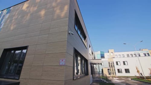 Cámara de vigilancia en la esquina de un edificio escolar moderno