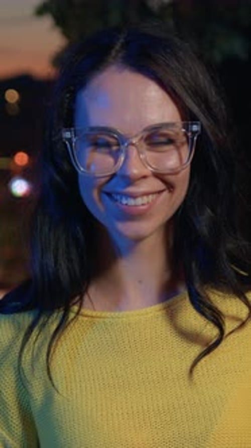 Splendide femme branchée et joyeuse en pull tricoté jaune regardant la caméra avec les bras croisés