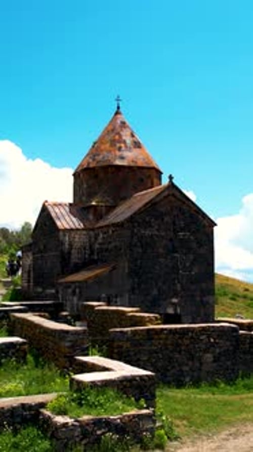 Iglesia antigua, monasterio de Sevanavanq, iglesia con vista aérea cerca de Sevan en Armenia.