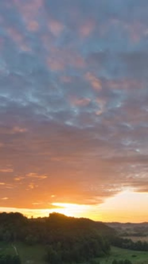 Zeitraffer eines Dramatisch Sonnenuntergangs, Himmel über ländlicher Landschaft, Wolken, sich bewegende Landschaft