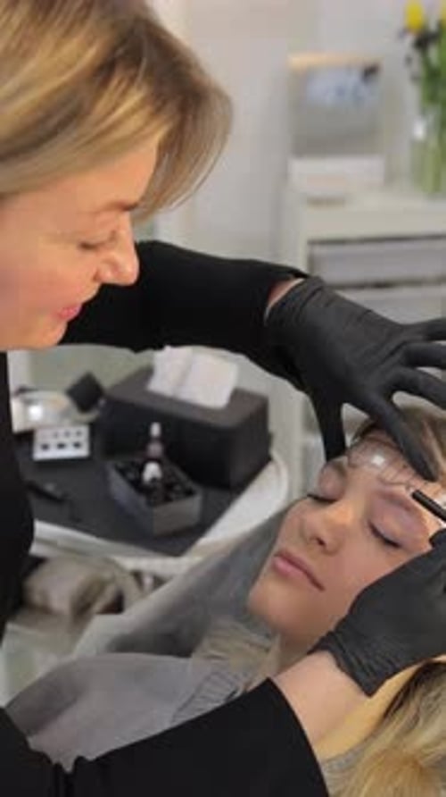 Eyebrow Shaping at Beauty Salon