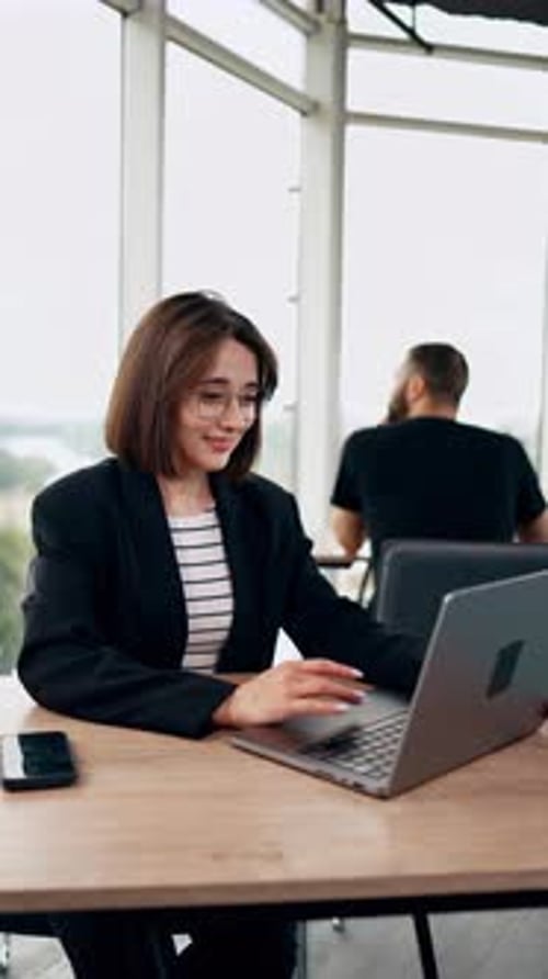 Resilient Caucasian woman working in the office at laptop.