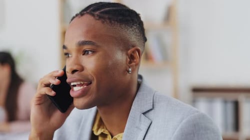 Conversación telefónica, comunicación en la oficina y discurso de un hombre negro, discusión