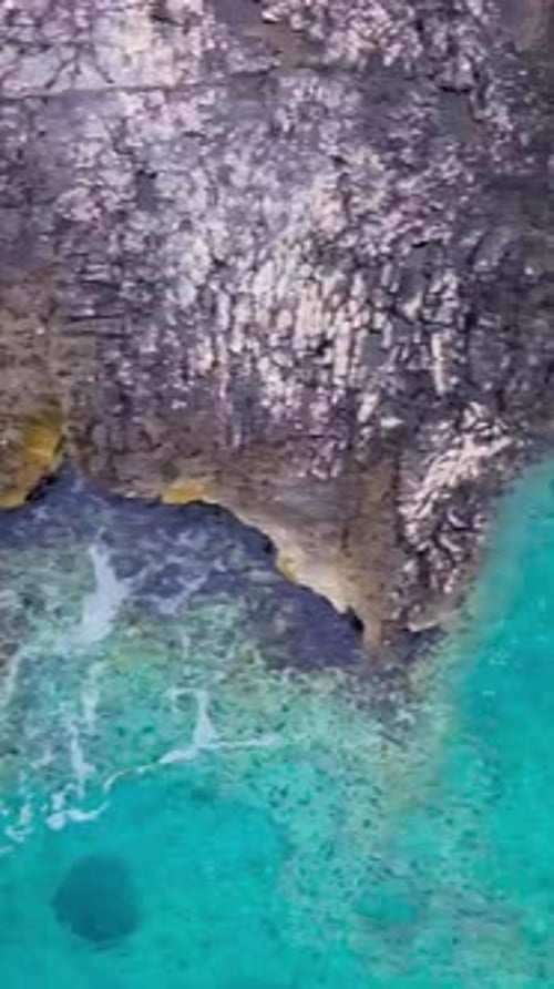 Blick von oben auf die blaue Küste mit Felsen, die felsige Küste mit klarem türkisfarbenem Wasser wie im Paradies