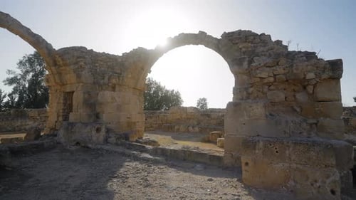 De magnifiques images panoramiques alors que le soleil brille à travers l'arche d'un ancien château grec. Saranta K