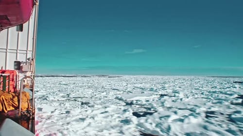 Großes Boot segelt im Eiswasser-Hyperlapse