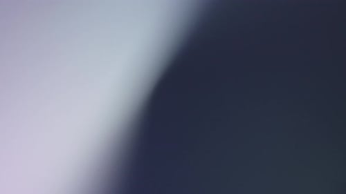 Nano-Kollektion: Leuchtende Partikel, die in kreisenden Bewegungen in glatten grünen Linien auf dunklem Hintergrund fließen