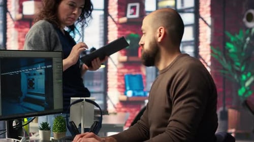 Des collègues utilisent une interface de chatbot IA pour générer un vaisseau spatial de jeu vidéo