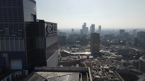 Un vuelo aéreo de un dron 4K a 60 FPS pasó por la azotea del edificio cooperativo de Manchester City Cent