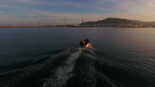 Fischerboot bei Sonnenaufgang, das vom Meer kommt