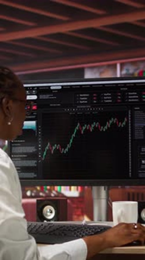 Vertical Video Day Trader Using PC to Sell Stocks Aiming to Capitalize on Market Trends
