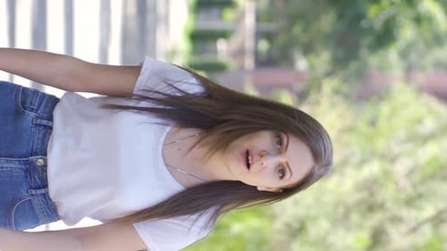 Vertikales Video von einer Frau, die draußen einen Nervenzusammenbruch hat.