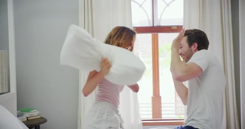 Imágenes de vídeo en 4K de una pareja joven y afectuosa peleando en su habitación de casa