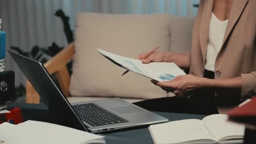 Empresario ingresando datos de un informe financiero en una computadora portátil