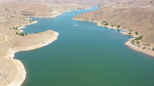 Vue aérienne de la rive et des collines du barrage 2
