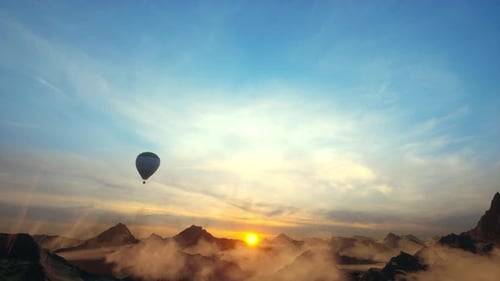 Wunderschöne inspirierende Landschaft mit einem im Himmel fliegenden Heißluftballon