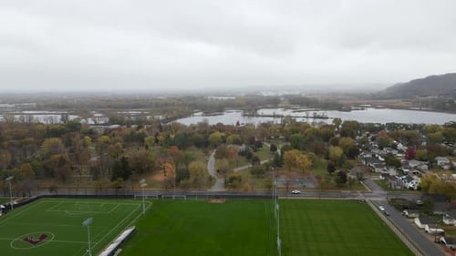 Vue sur le marais depuis le terrain de sport de l'université du Wisconsin à La Crosse.