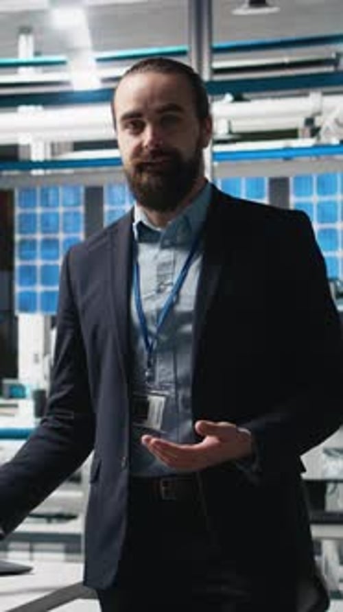 Vídeo vertical: Executivo qualificado dando uma apresentação em uma fábrica de energia solar fotovoltaica