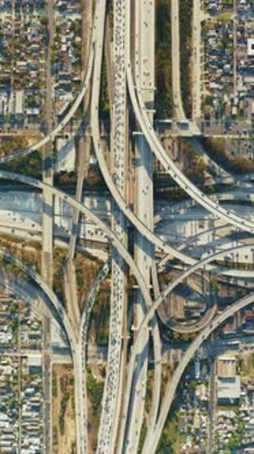 Vue aérienne verticale du trafic aux échangeurs I105 et I110