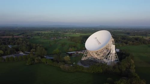 Drone filmé à proximité du radiotélescope de Jodrell Bank, le troisième plus grand au monde, dans le Cheshire, au Royaume-Uni