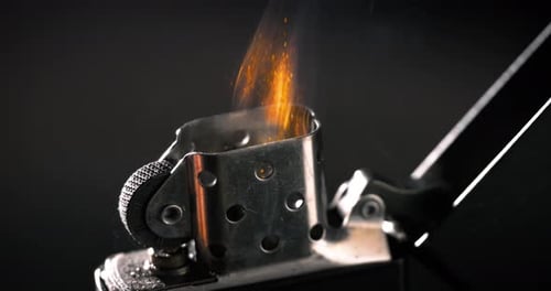 Handzündet das Feuerzeug an. Ein Feuerzeug in der Hand in Superzeitlupe. Funken aus Metallfeuerzeug
.
