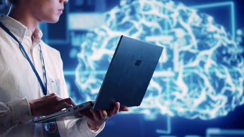 Administrateur effectuant une simulation d'IA sur un ordinateur portable