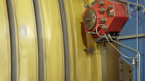 O mecanismo usado em ambientes industriais apresenta componentes que giram durante o estoque operacional