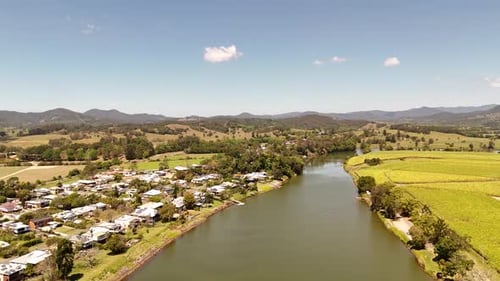 Drone flies south along the Tweed River from Murwillumbah