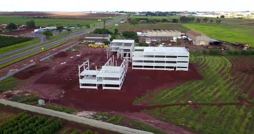 Hermosa vista de una industria en construcción. Órbita de vista aérea