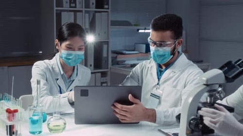 Diverse Biochemie-Studierende führen Experimente in der Laborpraxis durch