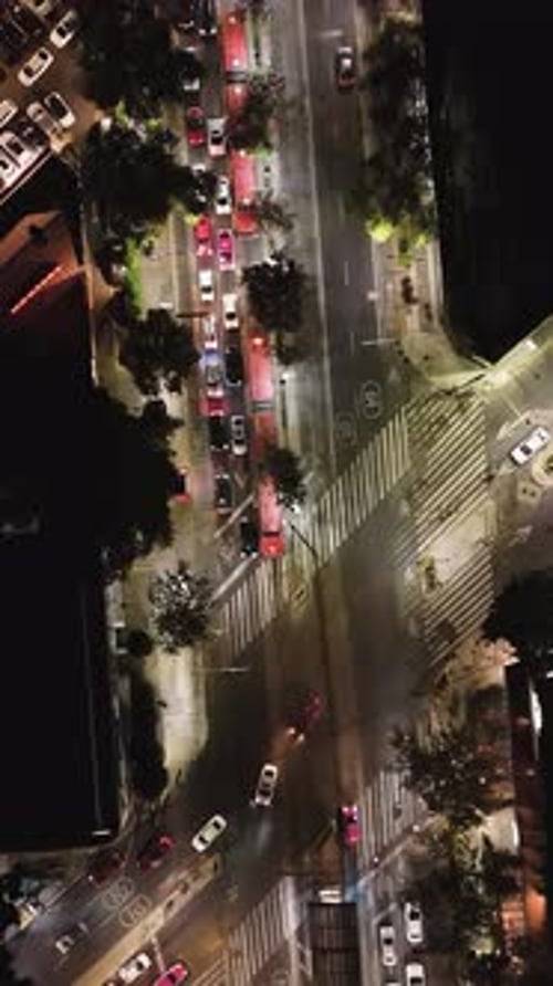 Drone vertical capturando uma avenida da Cidade do México à noite