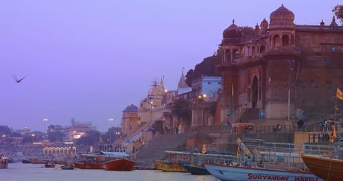 Varanasi, India, muchos barcos amarrados
