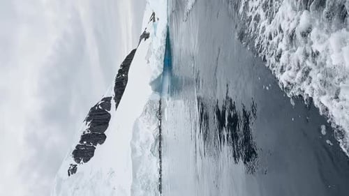 Uma enorme geleira separatista está passando no Oceano Antártico, na costa da Antártica, a