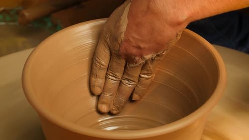 Potter au travail fabrique des plats en céramique. Inde, Rajasthan