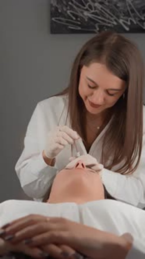 Este Vídeo Vertical Captura o Encanto da Arte do Realce dos Cílios Assista a uma Esteticista Qualificada