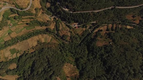 Luftaufnahme des Dorfes Sistelo in Portugal. Ländliche Landschaft