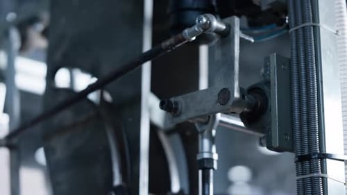 Fertigungsmaschinenteile, die sich am technologischen Förderautomaten drehen, Nahaufnahme. Modernes Lagerhaus
