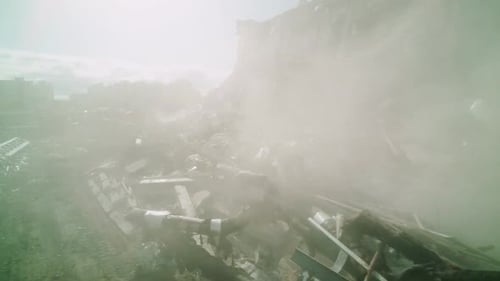Site de démolition ouvert d'une arène de hockey en ruine dans un nuage