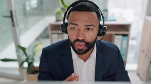 Centre d'appels, employé et homme avec télémarketing, conversation et contact avec le support technique