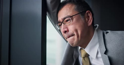Reif, Geschäftsmann und denkend mit Stress im Büro, depressiv und Gefühlsausdruck am Fenster