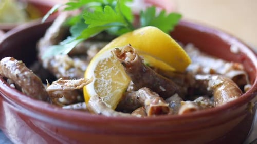 Traditionelle Dolma-Traubenblätter auf einem Teller