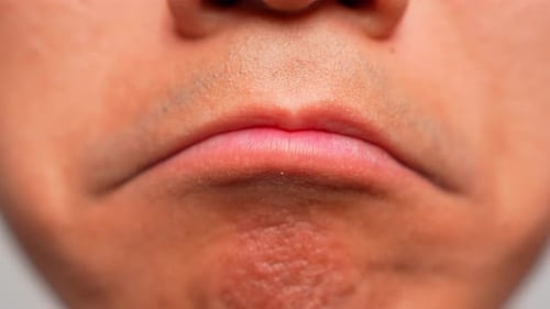 Les lèvres boueuses d'une personne expriment son malheur ou sa déception.