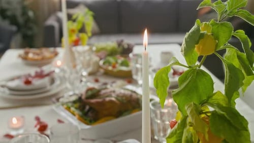 Bougie et branche de Physalis sur une table de vacances pour la fête de Thanksgiving