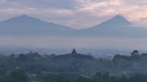 Templo Borobudur com Merbabu e Monte Merapi à distância.