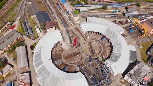 Vista aérea de una caseta circular y un tocadiscos de ferrocarril, Chequia.