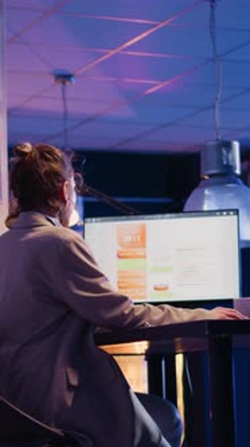 Vertikales Video eines Unternehmensmitarbeiters, der Diagramme auf dem Bildschirm analysiert